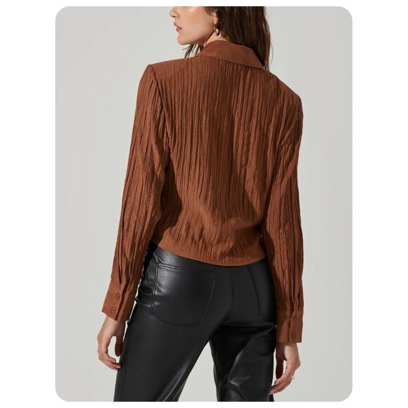 NWT ASTR The Label Brown Long Sleeve Padded Shoulder Textured Ruched Button Up - Picture 2 of 8